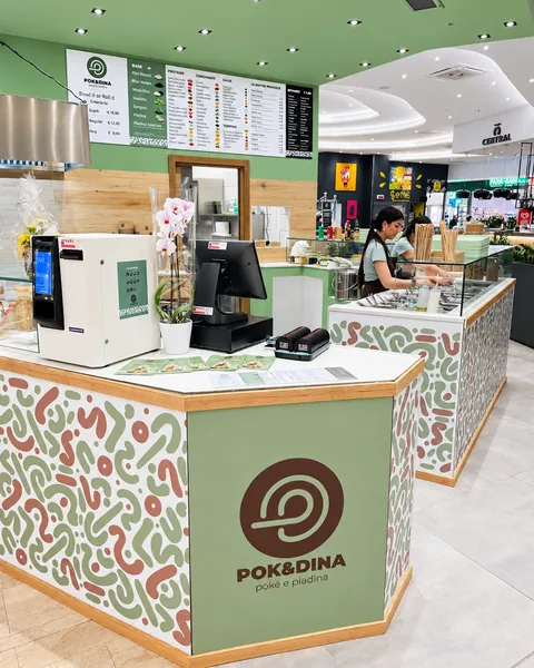 La cassa e il bancone di POK&DINA, col logo e il motivo grafico del marchio